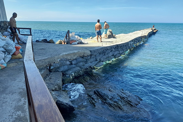 Los residentes de los edificios aseguran que la obra debe ser suspendida por los daños que estaría causando.