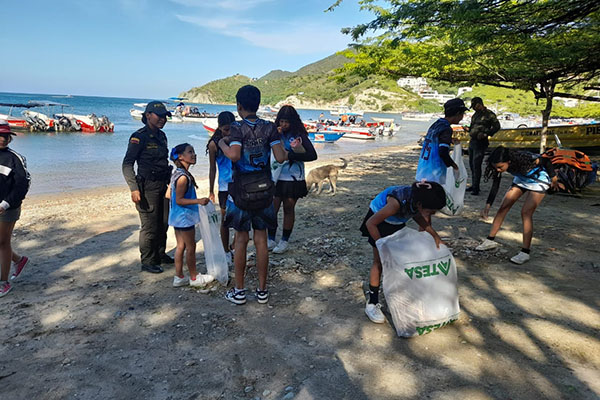 En la ‘Playatón’ se vincularon los niños de la escuela Vóley Taganga y la Policía Ambiental. 