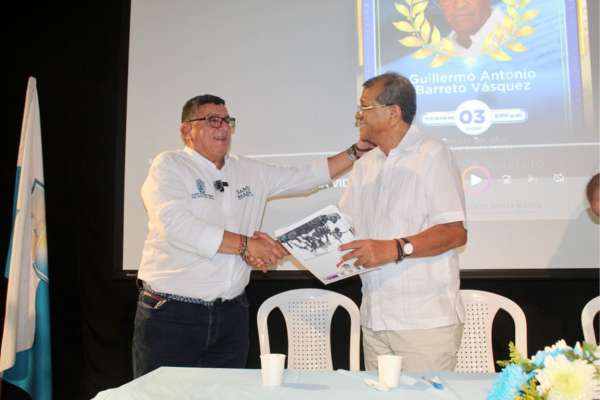 Darío Linero Mejía, secretario de Cultura hace entrega oficial al reconocimiento vida y obra a Guillermo Barreto.