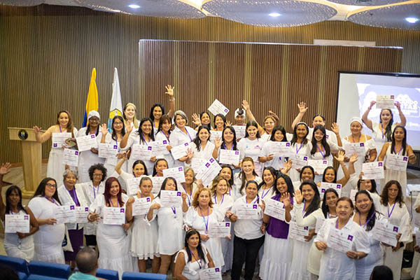  Primera cohorte de Volando juntas con sus certificados.