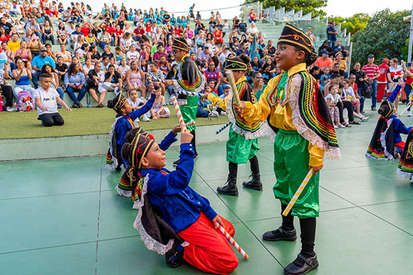 Los menores participaron en talleres gratuitos dictados para el acercamiento a tres danzas de origen samario: Guacherna Samaria, indios Chimila y Paloteo de Gaira. 
