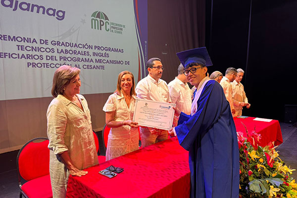 La ceremonia contó con la presencia de Martha García Valencia, directora administrativa de Cajamag, quien expresó su entusiasmo por la masiva promoción de técnicos laborales. 