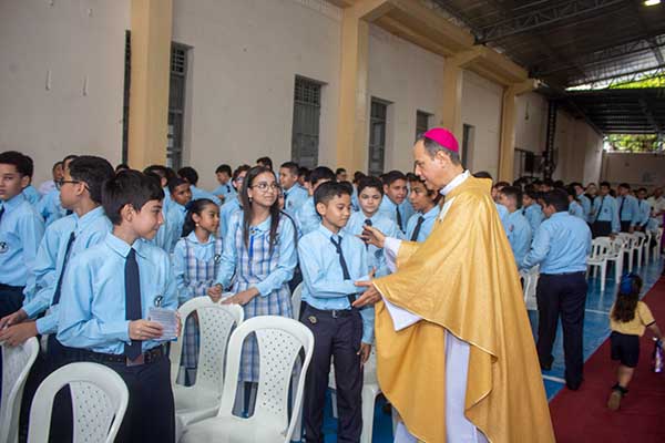 Monseñor José Mario Bacci Trespalacios, compartiendo con los estudiantes del Colegio Diocesano San José. 