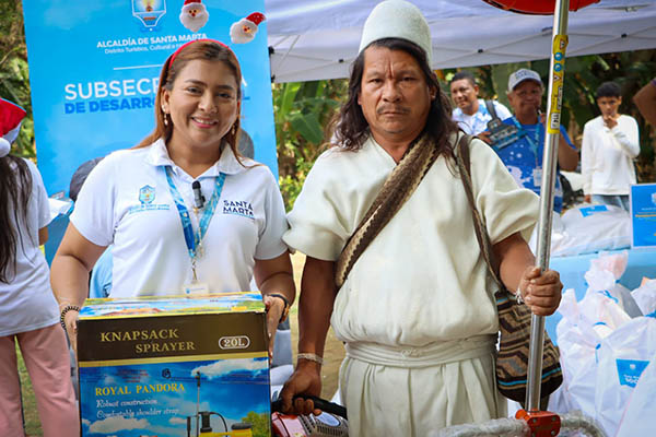 Yorlenis Suárez, subsecretaria de Desarrollo Rural de Santa Marta junto a uno de los beneficiados en la jornada. 