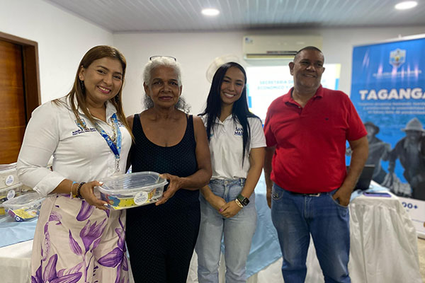 Yorlenys Suárez, subsecretaria de Desarrollo Rural en compañía de las beneficiadas en la jornada de capacitación. 