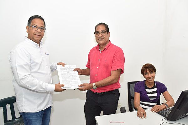 Antonia Daza Rivas y Robert Reyes Peralta del área de inspección y vigilancia de la Secretaría de Educación entregando el certificado al Instituto de Formación Técnico de Cajamag. 
