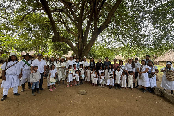 Durante el encuentro, donde participaron autoridades tradicionales como el Mamo Camilo Izquierdo y líderes comunitarios, se mostraron los avances en educación ambiental en esta comunidad.