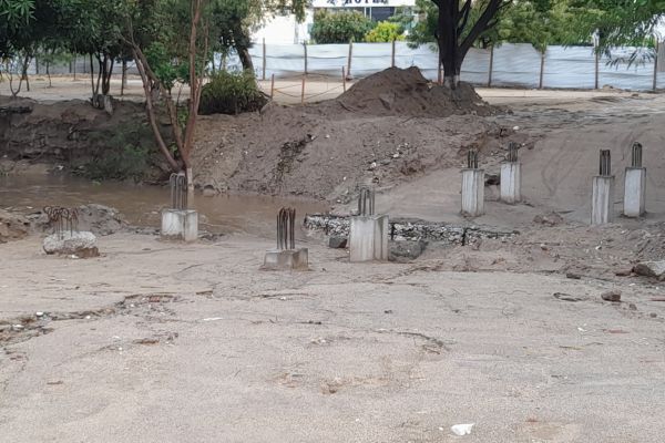 Actualmente, en ese punto se adelanta la construcción de un puente peatonal, en donde se han colocado estructuras temporales que se construyeron para los cimientos, pero serán retiradas una vez se culmine la obra.