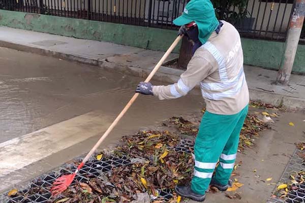La limpieza de rejillas hace parte del plan de contingencia que tiene Atesa para la temporada turística en las acciones también están las brigadas de aseo en puntos claves del Centro Histórico de Santa Marta. 