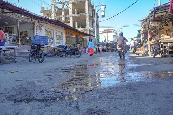  Este derramamiento de aguas residuales contamina el mercado viejo de Riohacha, afectando alimentos expuestos al público.