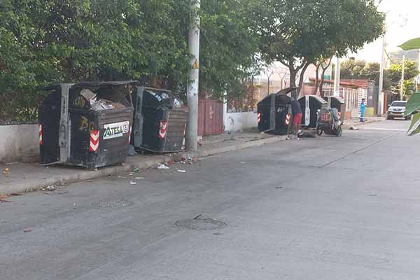 La comunidad manifiesta que al transitar por el lugar se deben bajar a la calle porque los contenedores de basura ocupan todo el andén. 