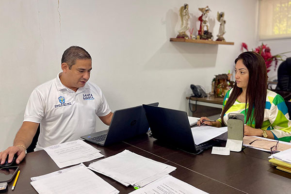 Sandra Muñoz Dorado, secretaria de Educación Distrital y Dick Barraza Lombardi, director de la Oficina de Capital Humano ajustando los trámites relacionados con vinculaciones de docentes temporales.