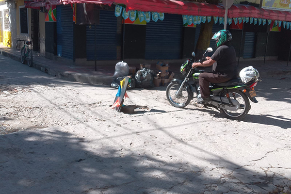 Aparte del mal estado de la calle 9 con carrera 15 de Gaira, en la gráfica se puede evidenciar el hundimiento de una tapa de alcantarilla que pone en riesgo a motociclistas y automovilistas que se desplazan por el lugar. 