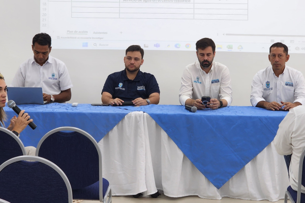 Gustavo Berdugo, secretario de Seguridad; Carlos Jaramillo, secretario de Desarrollo Económico; Eduardo Jaramillo, alcalde de la Localidad 3 de Santa Marta, entre otros funcionarios. 