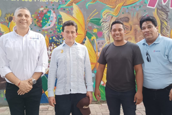 Luis Carlos Reyes Hernández, ministro de Comercio, Industria y Turismo; José Correa Fernández, jefe del área de Turismo de Cajamag; Carlos Ruiz Jimeno, coordinador del museo y de la Biblioteca Gabriel García Márquez y Melkin Merchán Viloria, pintor de los murales en homenaje a Gabriel García Márquez. 