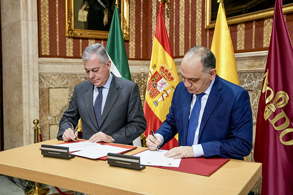 Carlos Pinedo Cuello, alcalde de Santa Marta y José Luis Sanz Ruiz, alcalde de Sevilla, España, firmando el hermanamiento entre las dos ciudades. 
