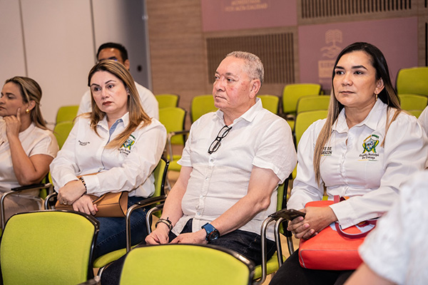 El alcalde Luis Fernández Quinto, la secretaría de Educación y la jefe de la Oficina de Planeación, participaron de la socialización.