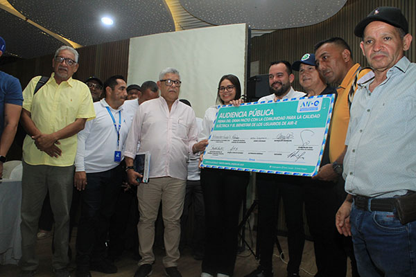 El agente Especial de Air-e, junto con líderes comunales, ligas de usuarios, sindicatos y expertos energéticos en la auditoria, firmaron el compromiso de trabajo en quipo. El agente Especial de Air-e, junto con líderes comunales, ligas de usuarios, sindicatos y expertos energéticos en la auditoria, firmaron el compromiso de trabajo en quipo.