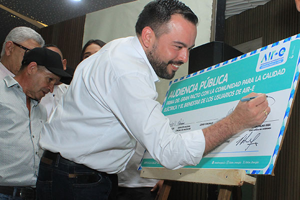 Edwin Palma, agente Especial, mientras firma el pacto por la calidad eléctrica que buscara mejorar el servicio y garantizar un futuro energético más eficiente. 