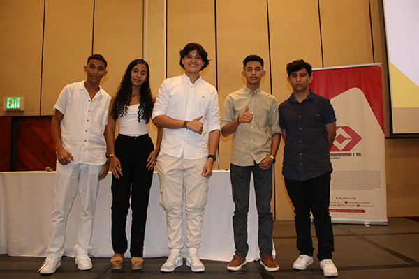 Los cinco jóvenes del Magdalena, contaron con el acompañamiento de líderes de la compañía, autoridades locales, familiares de los nuevos becados y comunidad en general.