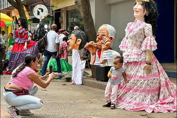 Esta muestra de Exposición de Muñecos es una celebración de la creatividad y un homenaje a la identidad cultural que une a todos en un ambiente de alegría y admiración.   