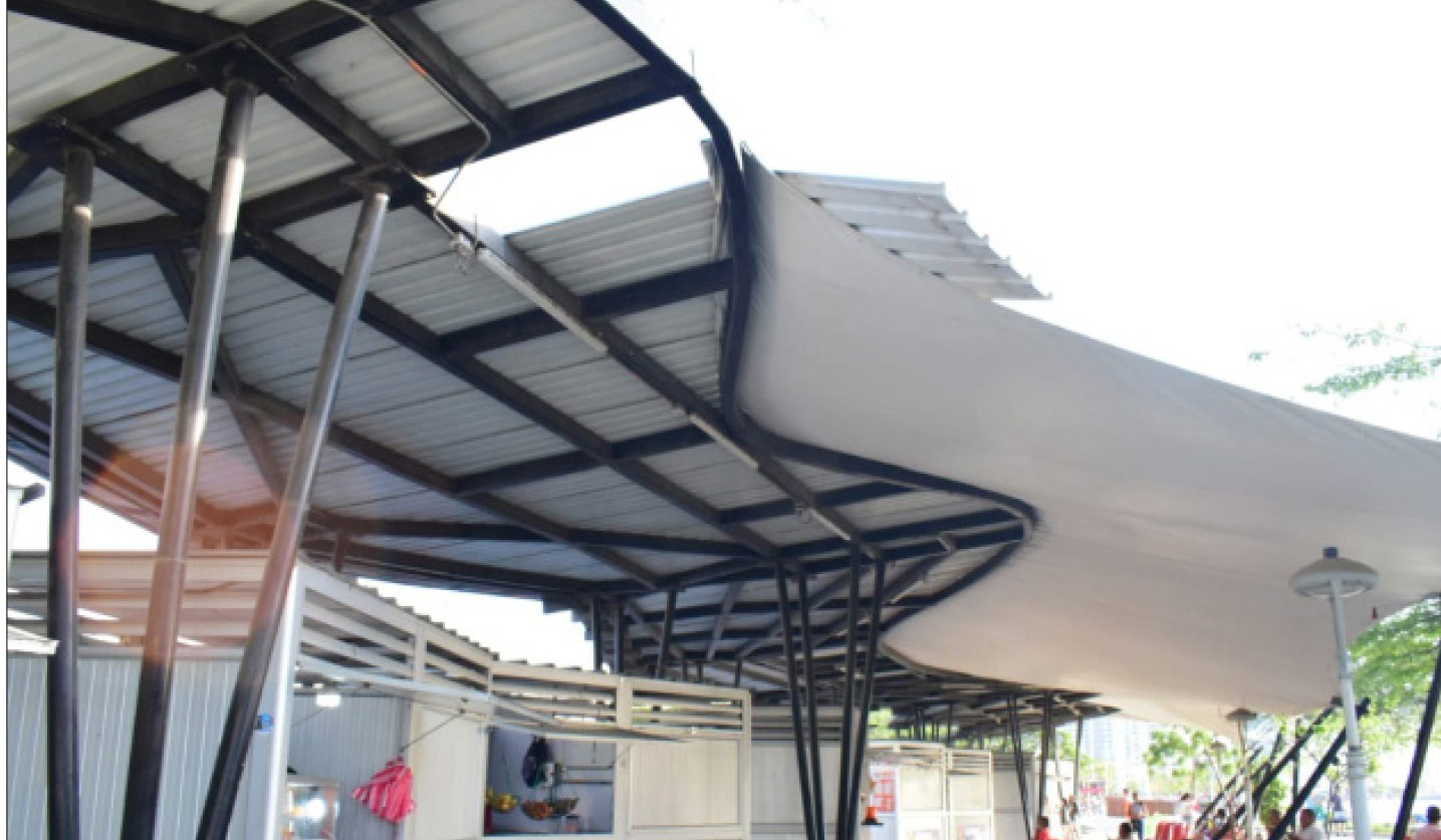 La fuerza de la brisa han causado daños en los techos de diferentes edificaciones, como en plazoleta de jugos que este en el camellón Rodrigo de Bastidas. 