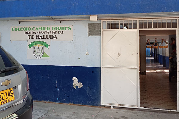Institución Educativa Distrital Camilo Torres de Gaira, en la que los padres de familia por medio de cartas y quejas en las redes sociales se han quejado ante la negativa del rector. 