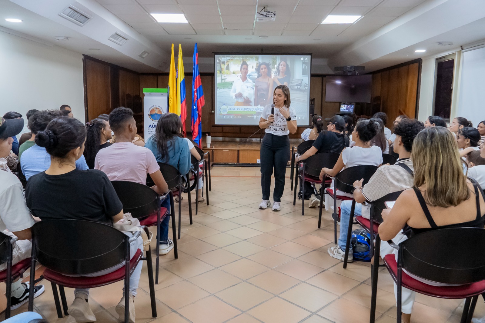 En el evento de apertura, realizado en el Auditorio Julio Otero Muñoz del Campus principal, padres, madres y cuidadores recibieron información detallada sobre el programa y sus beneficios. 