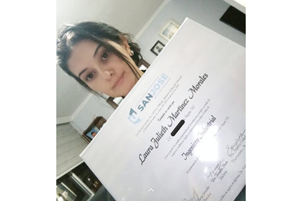 Fotografía publicada por la influencer de Onlyfans Laura Julieth Martínez, mostrando su título de Ingeniera Industrial. Fotografía publicada por la influencer de Onlyfans Laura Julieth Martínez, mostrando su título de Ingeniera Industrial.