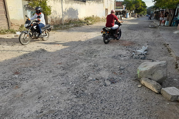 La carrera 11 del barrio Pescaíto desde la calle 4 hasta la Vía Alterna al Puerto de Santa Marta se encuentran llena de huecos convirtiéndola en un martirio para los buses de transporte Público que obligatoriamente deben pasar por el lugar. 