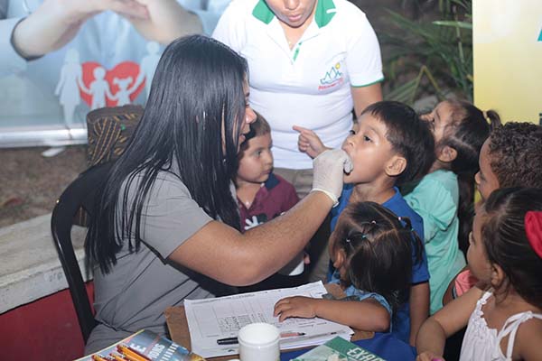 La jornada comenzó con una jornada de vacunación nocturna en la plaza central Simón Bolívar, y continuó el siguiente día en otros puntos del municipio. 