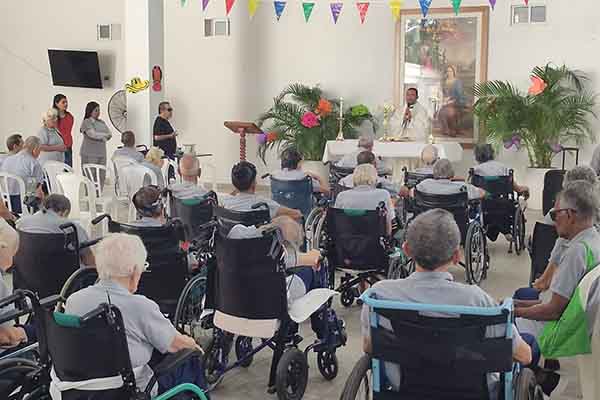 El CBA Sagrados Corazones de Jesús y María celebró el viernes 84 años de servicio a los abuelitos y 8 años de administración de la Diócesis de Santa Marta con una eucaristía en agradecimiento por el tiempo de funcionamiento. 