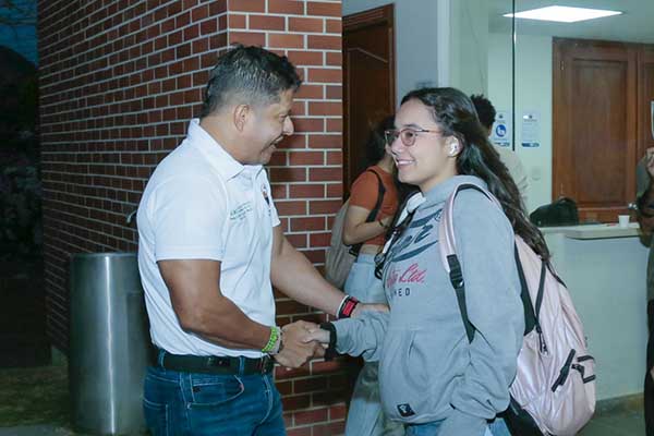 El rector Pablo Vera Salazar recibiendo a los estudiantes para el semestre academico 2025-1 Foto/Universidad del Magdalena. El rector Pablo Vera Salazar recibiendo a los estudiantes para el semestre academico 2025-1 Foto/Universidad del Magdalena.