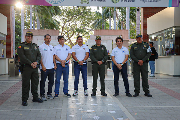 Gustavo Berdugo, secretario de Seguridad de Santa Marta, Pablo Vera Salazar, Rector de la Universidad del Magdalena, Coronel Jorge Bernal, comandante de la Policía Metropolitana de Santa Marta; entre otros funcionarios. 