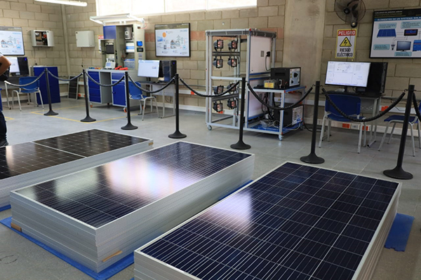 Nuevas instalaciones del laboratorio de energía solar fotovoltaica de la I.E.D. Técnico Industrial. Nuevas instalaciones del laboratorio de energía solar fotovoltaica de la I.E.D. Técnico Industrial.