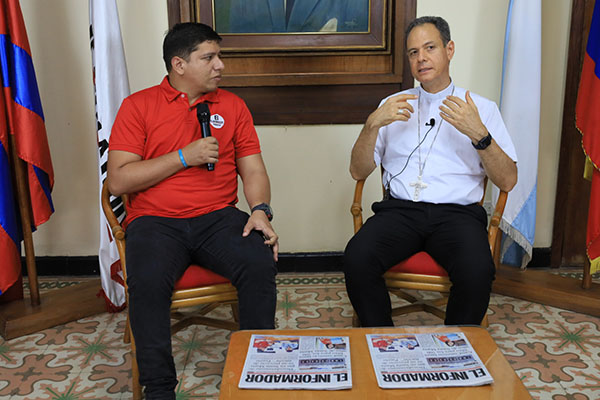 Monseñor José Mario Bacci Trespalacios, obispo de Santa Marta junto a Luis Guillermo Saumeth periodista de EL INFORMADOR.
