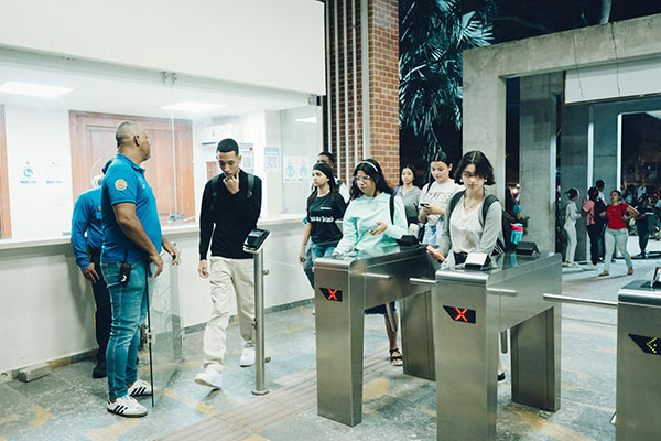 Desde las 6:00 de la mañana, directivos del ‘Creo’ dieron la bienvenida a cerca de 2.700 estudiantes en el primer día de clases.