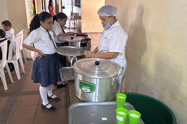 La Alcaldía cumplió con el compromiso de garantizar la alimentación  escolar en  todos los planteles  educativos de la ciudad. 