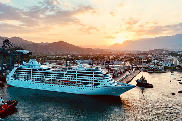 El crucero Sirena, de la línea Oceanía Cruises, con 637 pasajeros y 400 tripulantes, procedente de Cartagena, atracó en el puerto.
