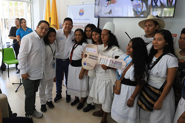 El rector Pablo Vera realizando la entrega de la nueva residencia estudiantil a los estudiantes de las comunidades indígenas en compañía de autoridades de la comunidad ancestral.