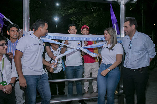 El ingeniero magíster Jaime Noguera Serrano, vicerrector administrativo de Unimagdalena; Sandra Brito, gerente del SETP, y representantes estudiantiles en la inauguración del paradero interno.