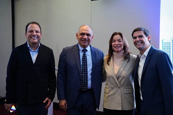 Carlos Pinedo Cuello, alcalde de Santa Marta, a su lado Carmen Caballero Directora de Procolombia y José Domingo Dávila director del Indetur Santa Marta.
