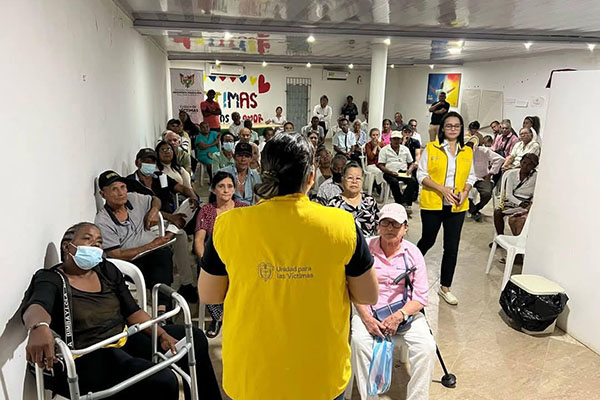 Personas afectadas por el conflicto en el municipio de Aracataca escuchando a los delegados de la unidad para las víctimas.