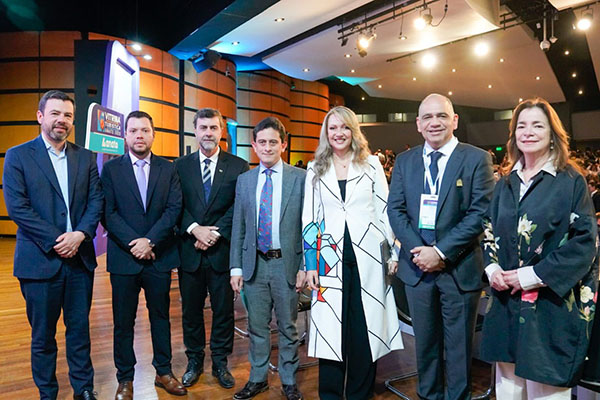 Carlos Pinedo, alcalde de Santa Marta, junto a Carlos Galán, alcalde de Bogotá; Marcelo Freixo, de la Agencia Brasileira de Turismo; Luis Reyes, ministro de Comercio y Carmen Caballero, de Procolombia, entre otros.