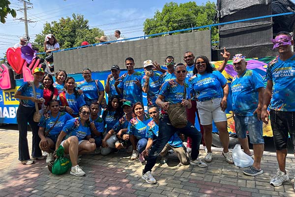  La carroza que desfiló en la Batalla de Flores de Santa Marta, representa la esperanza y el renacer de quienes han encontrado en el programa de atención integral una vía para reconstruir sus vidas. 