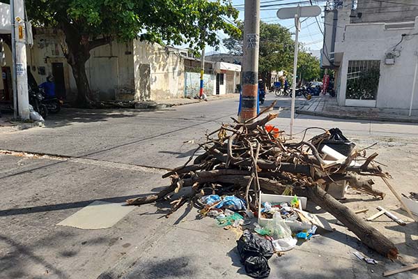 Botadero de basura indiscriminada. La falta de recolección oportuna genera malos olores y un ambiente insalubre en la calle 25 con carrera cuarta. 