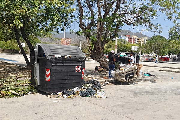 En las afueras del Coliseo Menor carrera 17B con 18, la ocupación indebida del espacio público afecta la libre circulación de los ciudadanos.