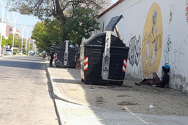 Habitantes de calle utilizan los contenedores de basura como refugio, lo que impide su correcto uso y genera focos de insalubridad, esto en la Avenida Ferrocarril con calle 21.