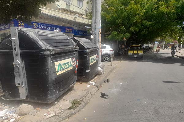Otro robo de espacio público con contenedores limitando el acceso y la visibilidad es la entrada de la Universidad del Magdalena, calle 19H3 con 21. 