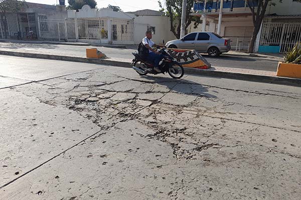El gran cráter en la vía, poniendo en peligro a motociclistas y vehículos livianos se encuentra ubicado en la calle 29 con 20E en la Avenida del Río.